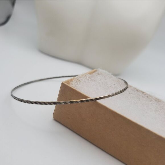 Raised edge slider bracelet unisex staple piece for wardrobe - Picture 2 of 3